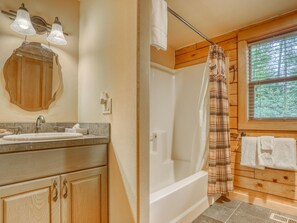 Bathroom - Zigzag Mountain Lodge (Rhododendron)