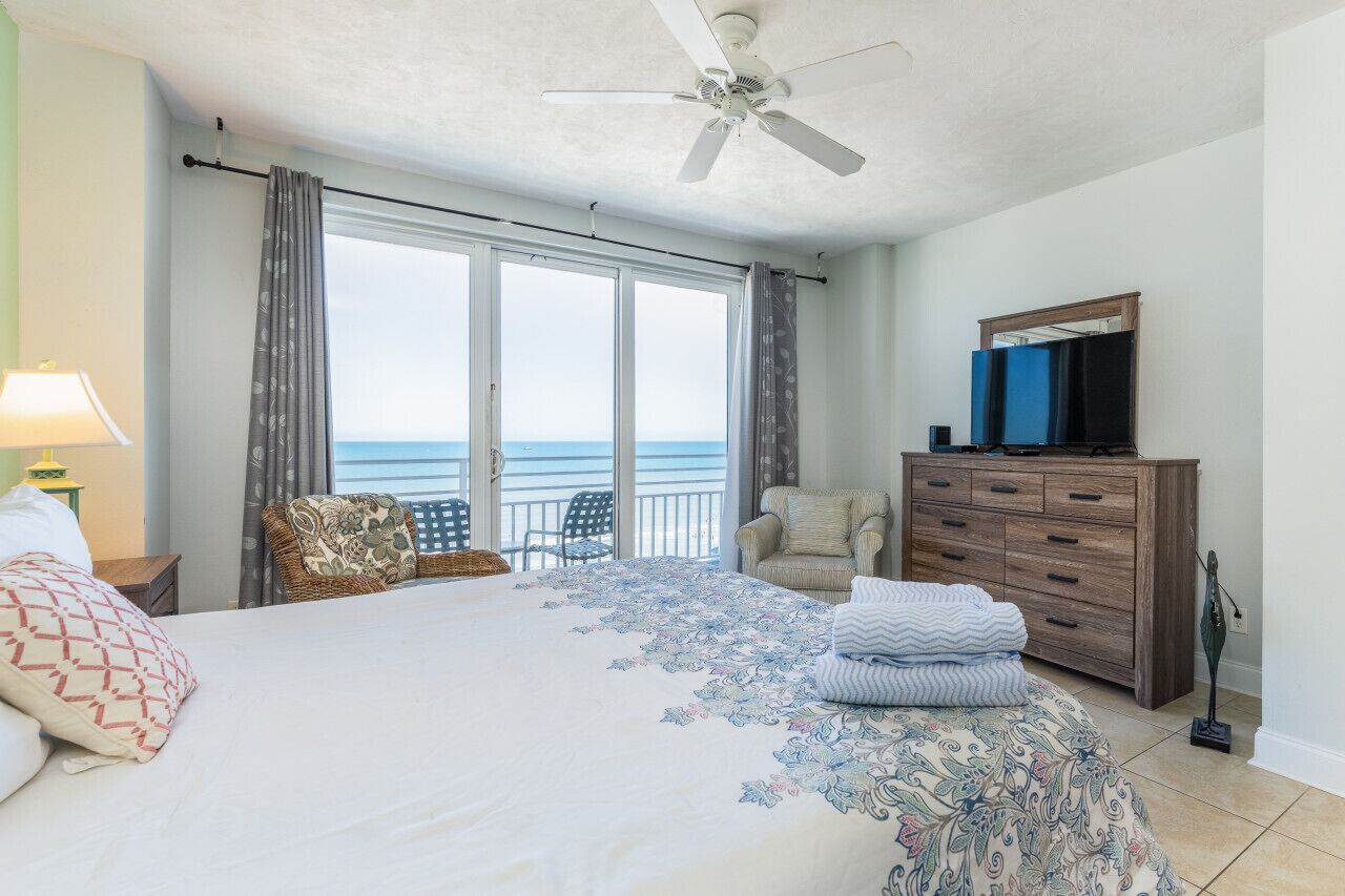 Exquisite 2-br Oceanfront Haven With 3 Private Balconies At The Wyndham Oceanwalk - Daytona Beach, FL