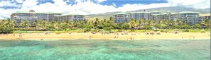 Sur la plage, chaise longue, serviettes de plage