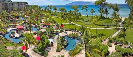 Un complexe hôtelier doté de plusieurs piscines, d’une végétation luxuriante et offrant une vue sur l’océan.