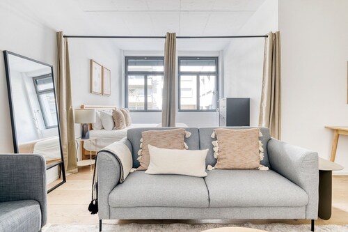 Tasteful Altstetten 4 Room, 2 mins walk to market, by Blueground