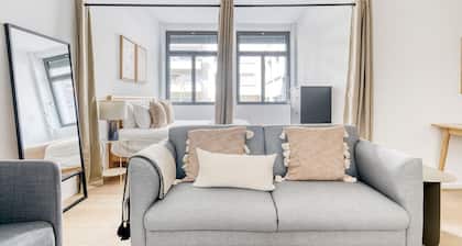 Tasteful Altstetten 4 Room, 2 mins walk to market, by Blueground