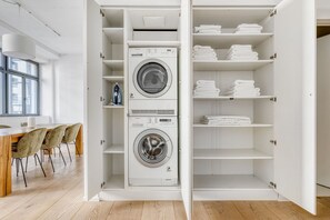 Interior - Tasteful Altstetten 4 Room, 2 mins walk to market, by Blueground (Zurich)