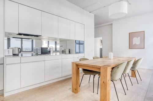 Tasteful Altstetten 4 Room, 2 mins walk to market, by Blueground