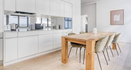 Tasteful Altstetten 4 Room, 2 mins walk to market, by Blueground