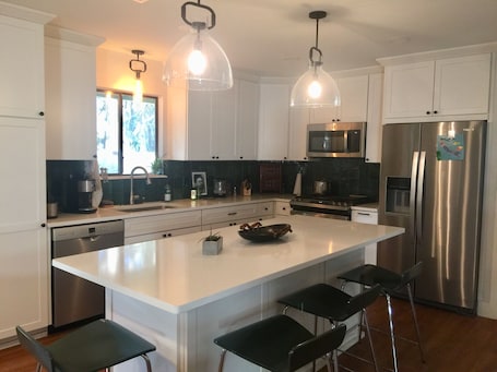 Fridge, microwave, oven, stovetop. Walk to the crystal clear San Marcos river