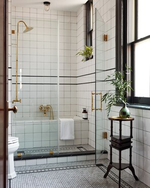 Suite Junior, 1 très grand lit (The Eliza, Floor 2) | Salle de bain | Articles de toilette griffés, séchoir à cheveux, peignoirs