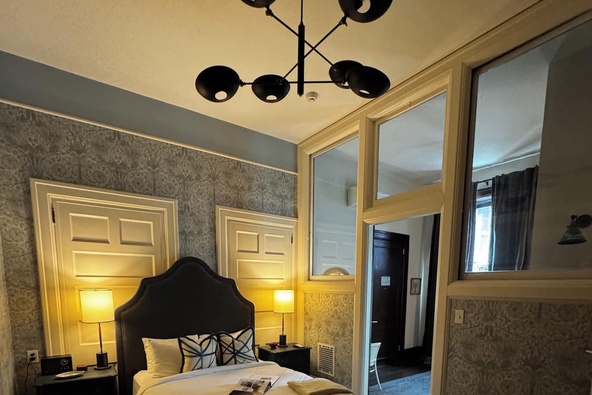 Chambre Junior | 1 chambre, literie de qualité, décor unique, ameublement unique