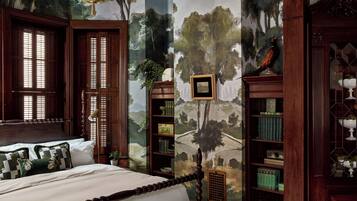 Ein Schlafzimmer mit einem großen Bett, einem Holzschrank und einem Bücherregal.