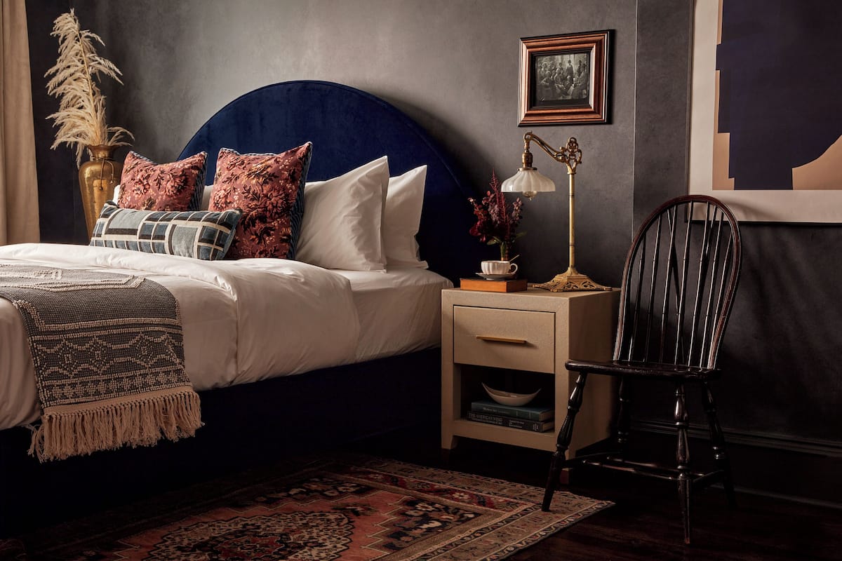 Suite Junior, 1 très grand lit, accessible aux personnes à mobilité réduite (The Mathilde, Floor 1) | Literie de qualité supérieure, décoration personnalisée