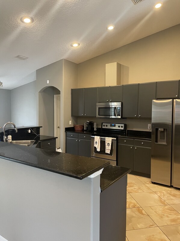 ثلاجة، ميكروويف، فرن، موقد طهي مسطح