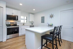 Køleskab, mikrobølgeovn, ovn, kogeplade