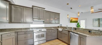 Oceanside Getaway 1 block from beach - up to 10% off!