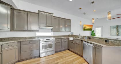 Oceanside Getaway 1 block from beach - up to 10% off!