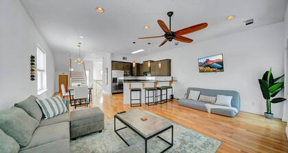 Oceanside Getaway 1 block from beach - up to 10% off!