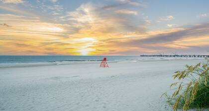 Oceanside Getaway 1 block from beach - up to 10% off!