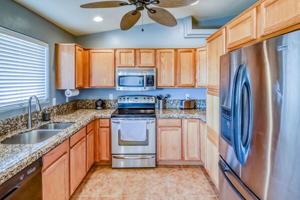 Geladeira, micro-ondas, fogão, cooktop