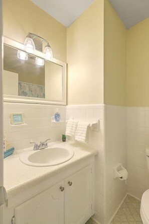 Baignoire, serviettes fournies, savon