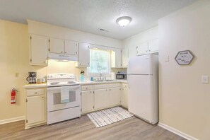 Kylskåp, mikrovågsugn, ugn och spishäll