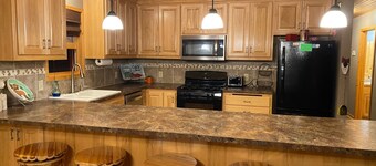 Close to trails, COZY Cabin, close to the water, fireplace, Fall colors