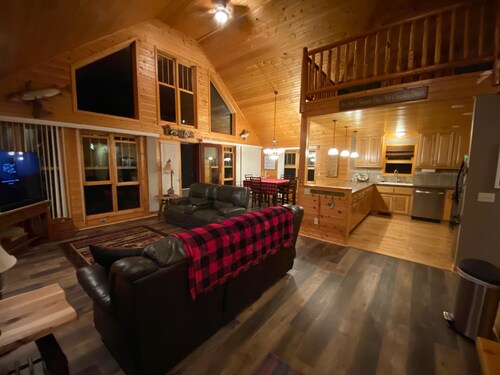 Close to trails, COZY Cabin, close to the water, fireplace, Fall colors