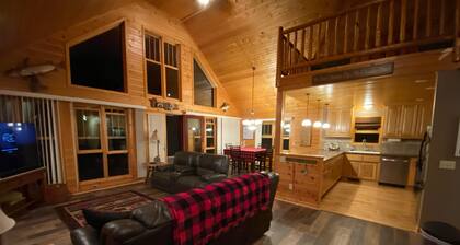 Close to trails, COZY Cabin, close to the water, fireplace, Fall colors
