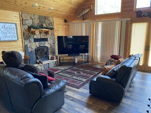 Smart TV, caminetto, lettore DVD