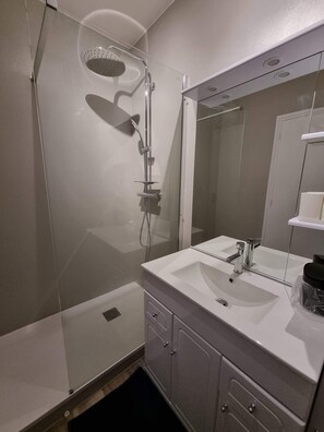 Regadera, toallas, papel de baño 