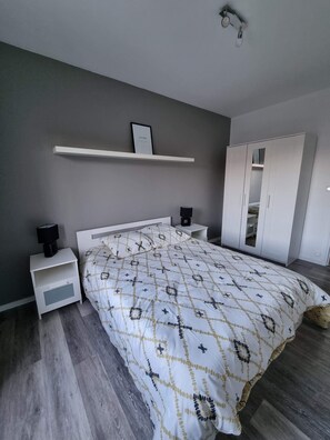 1 chambre, bureau, lit parapluie, draps fournis