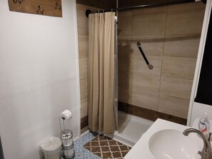 أحواض استحمام، مناشف، صابون، ورق حمّام
