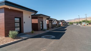 Een rij moderne, gelijkvloerse gebouwen met plat dak en een strak, georganiseerd gevelbeeld.