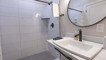 Ducha, jabón, shampoo, papel higiénico