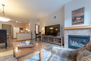 Smart TV, fireplace - Charming Poolside Stay | Great Value (Canmore)