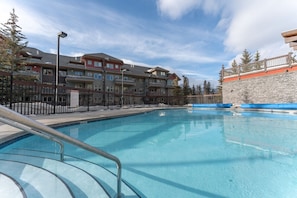 A heated pool - Poolside Family Resort | Walkable to Downtown (Canmore)