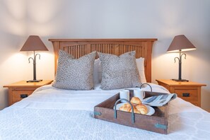 2 bedrooms, desk, iron/ironing board, travel cot - Charming Poolside Stay | Great Value (Canmore)