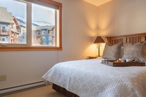 2 室のベッドルーム、デスク、アイロン / アイロン台、旅行用ベビーベッド