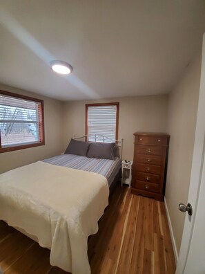 2 bedrooms, travel cot, free WiFi, bed sheets