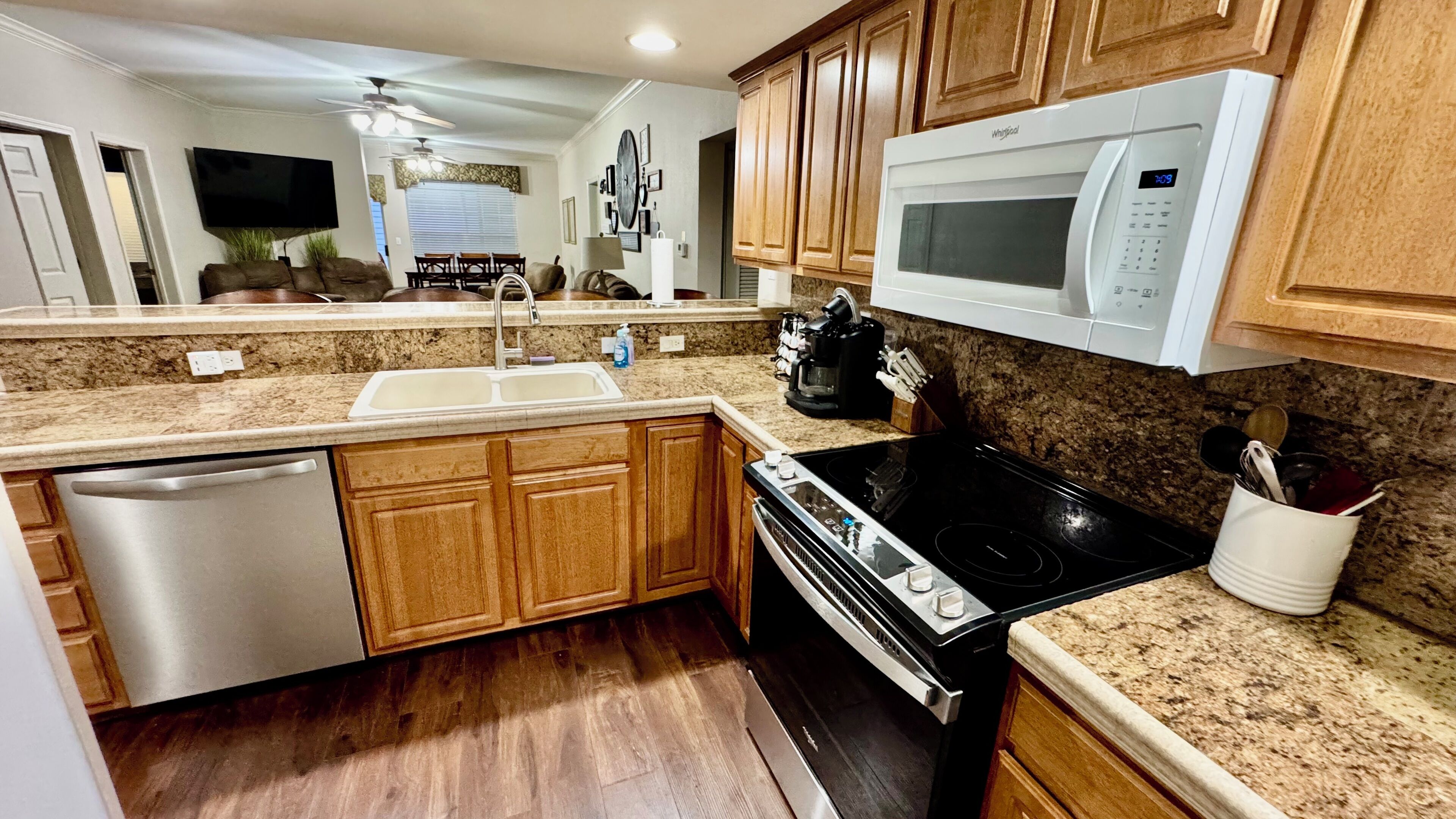 Coffee/tea maker, microwave, oven, stovetop