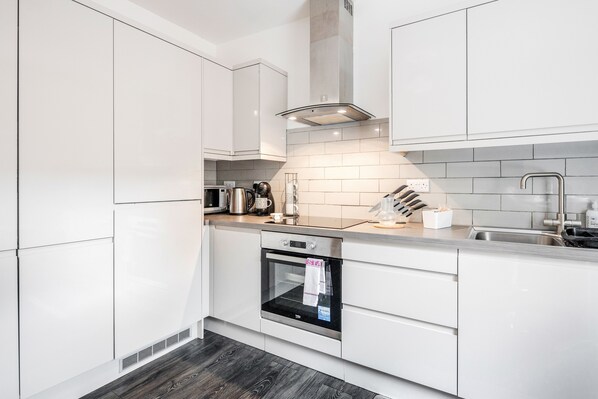 Kühlschrank, Mikrowelle, Ofen, Herdplatte