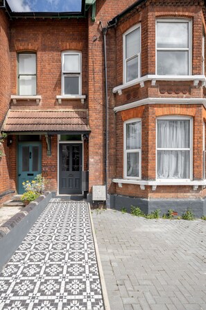 Exterior detail - 1BR Victorian House near Bedford City Centre (Bedford)