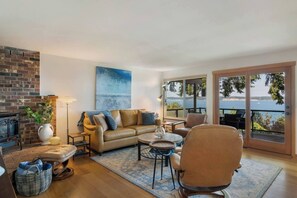 Smart TV, fireplace, offices - Heated Deck! Whale Watching! Stunning Views 3 bed Dog Friendly Home w/ Hot Tub ADA (Langley)