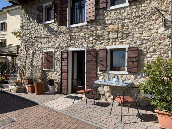 Outdoor dining - Lovely apartment in villa for 6 people with WIFI, TV and patio (Caprino Veronese)