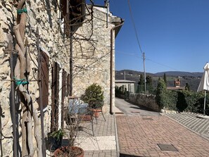 Property grounds - Lovely apartment in villa for 6 people with WIFI, TV and patio (Caprino Veronese)