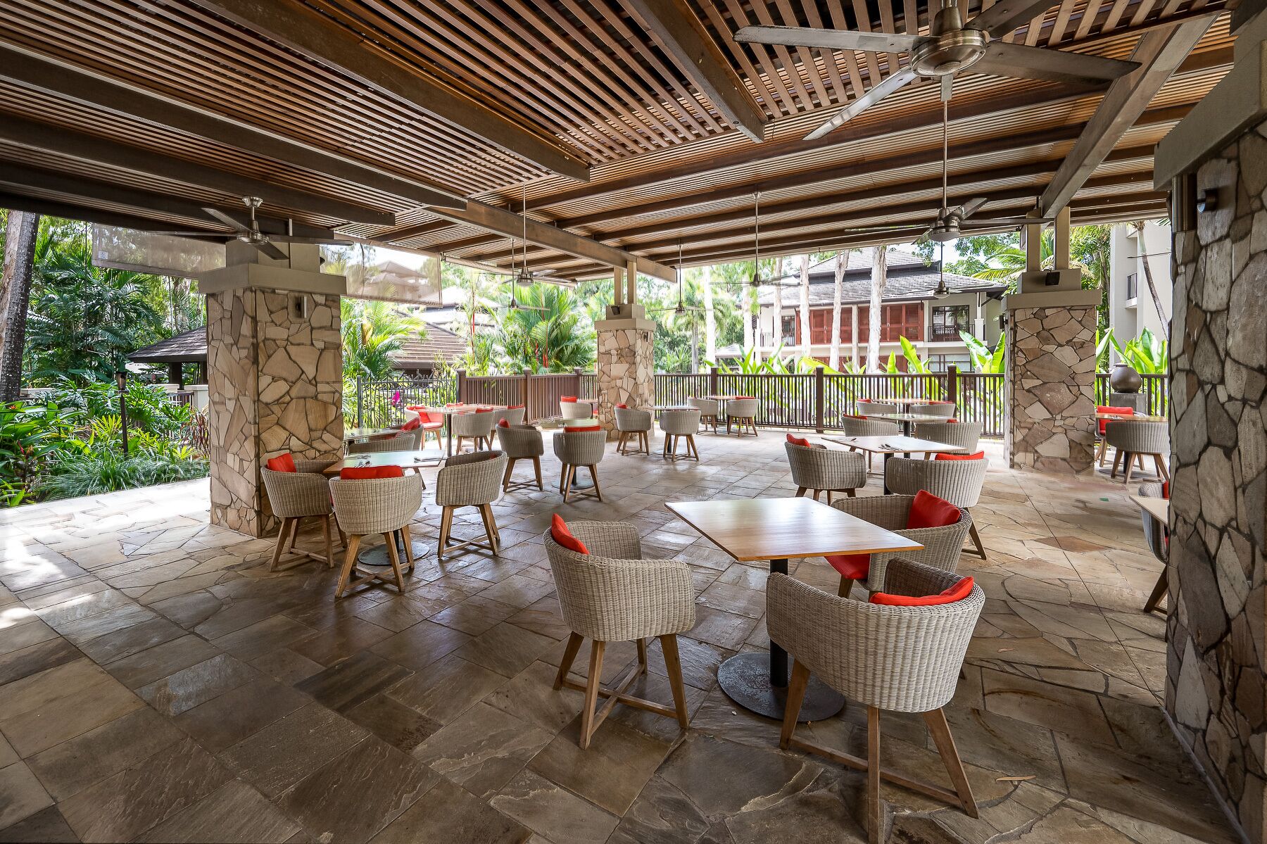 Deluxe Hotel Room with King Bed . — image 2