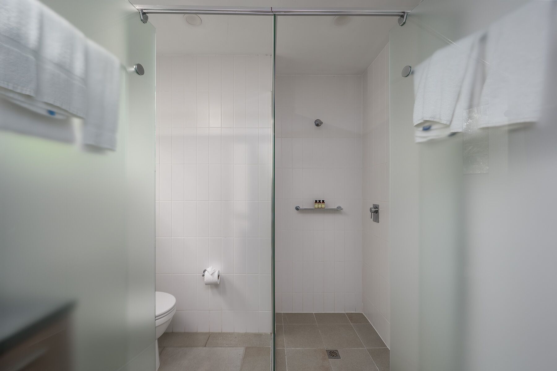 Deluxe Hotel Room with King Bed . — image 5