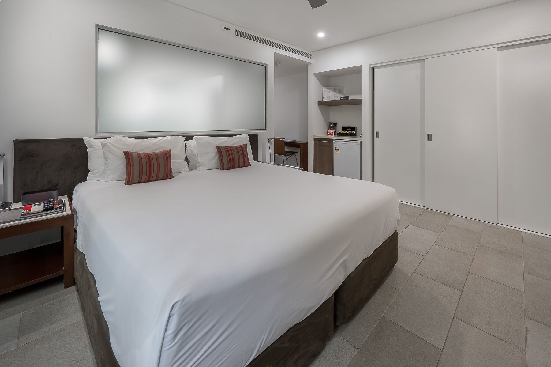 Deluxe Hotel Room with King Bed .