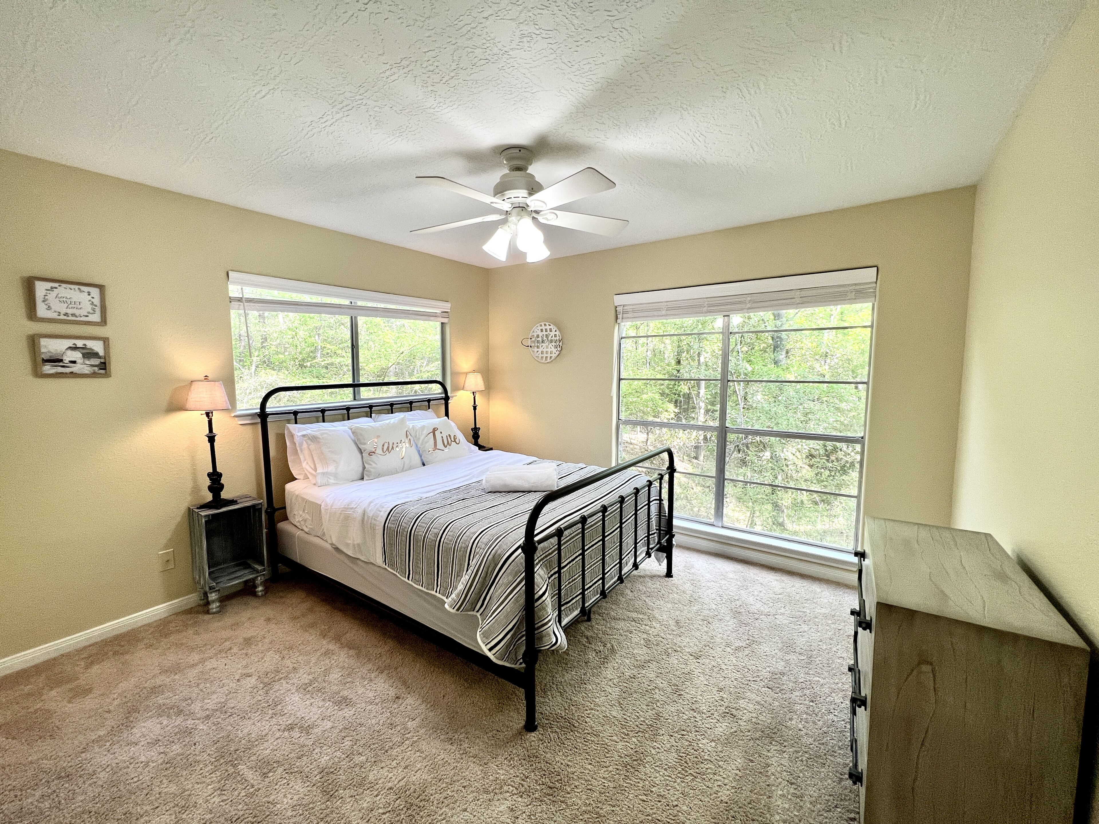 2 bedrooms, travel crib, free WiFi, bed sheets