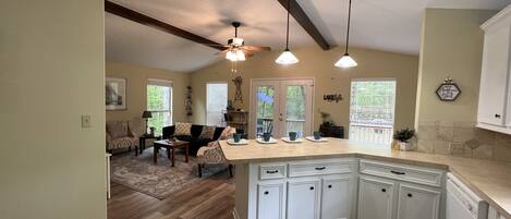 Kylskåp, mikrovågsugn, ugn och spishäll