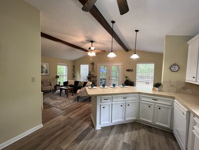 2 BDRM Treehouse Hideaway- Lake Conroe | Boat ramp