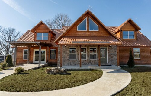 Table Rock Lake Luxe Cabin Chef's Kitchen King Bed